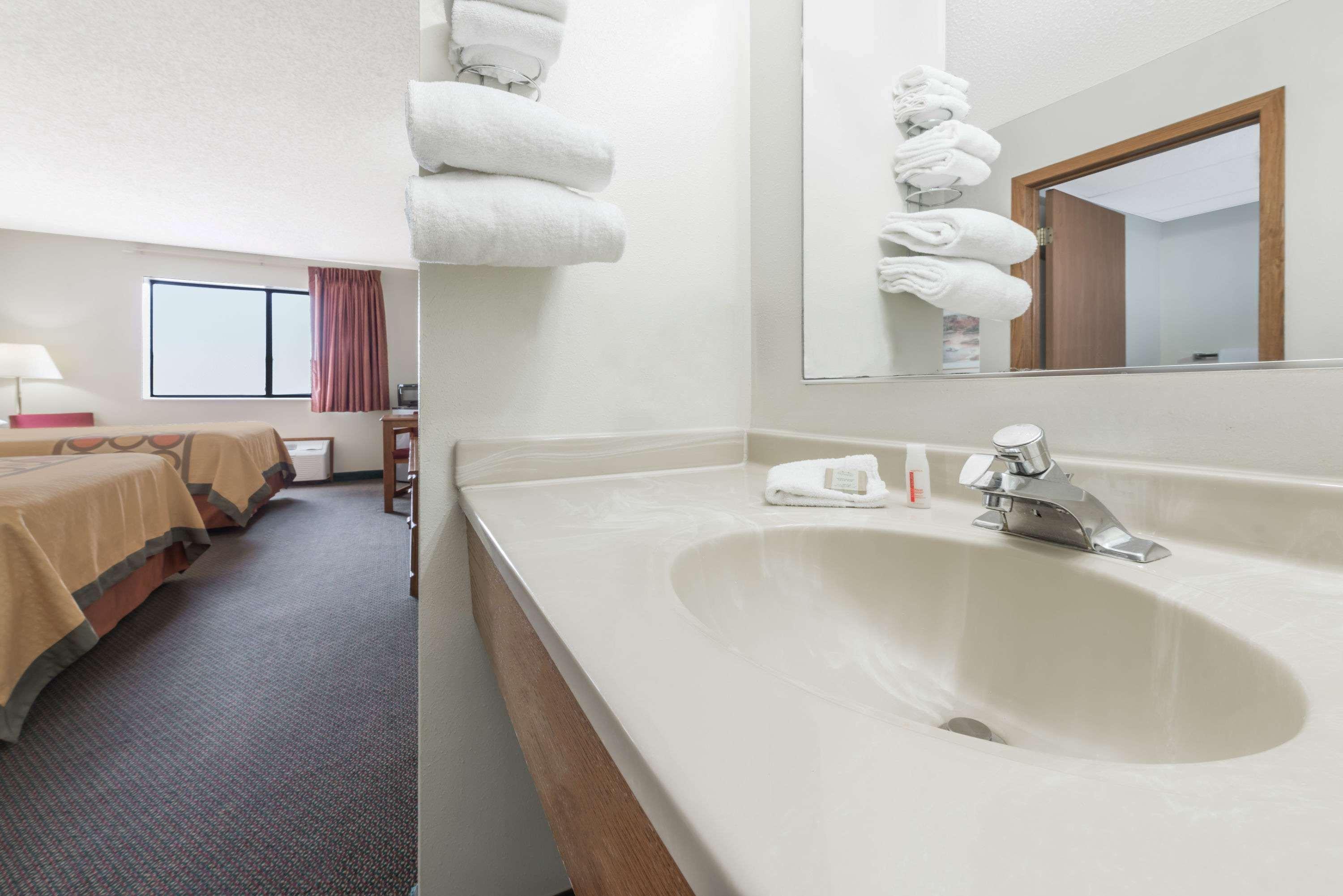 Super 8 By Wyndham Smithville Lake Ngoại thất bức ảnh